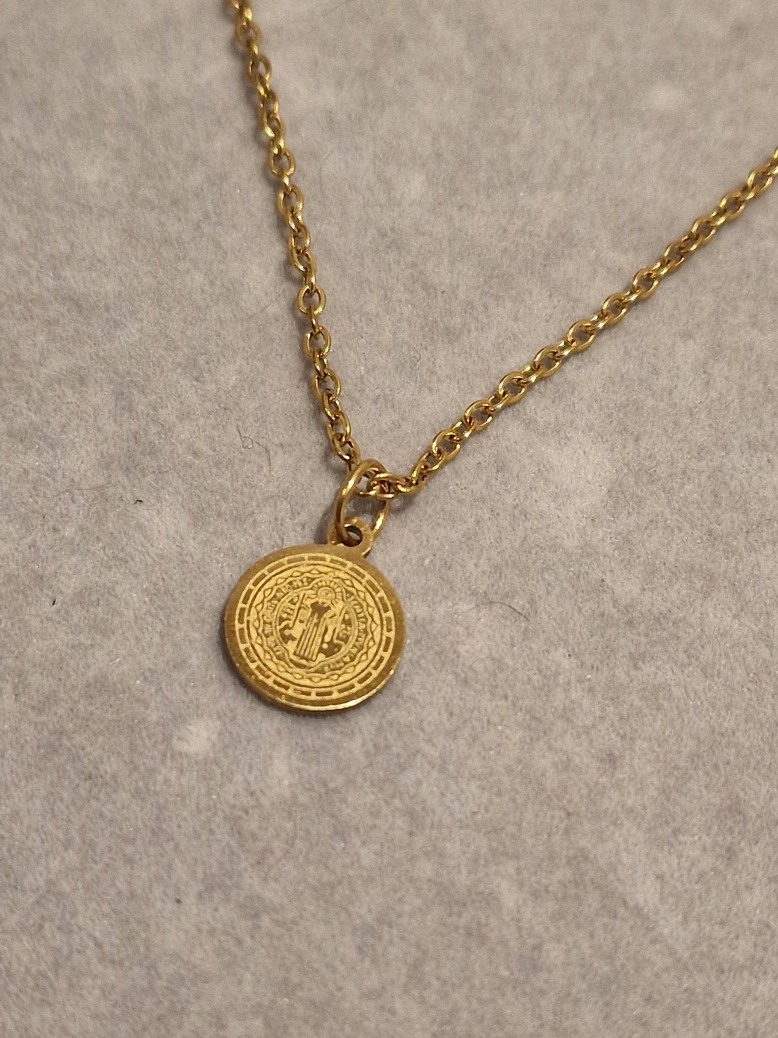 Medalla de San Benito para protección espiritual y defensa contra energías negativas