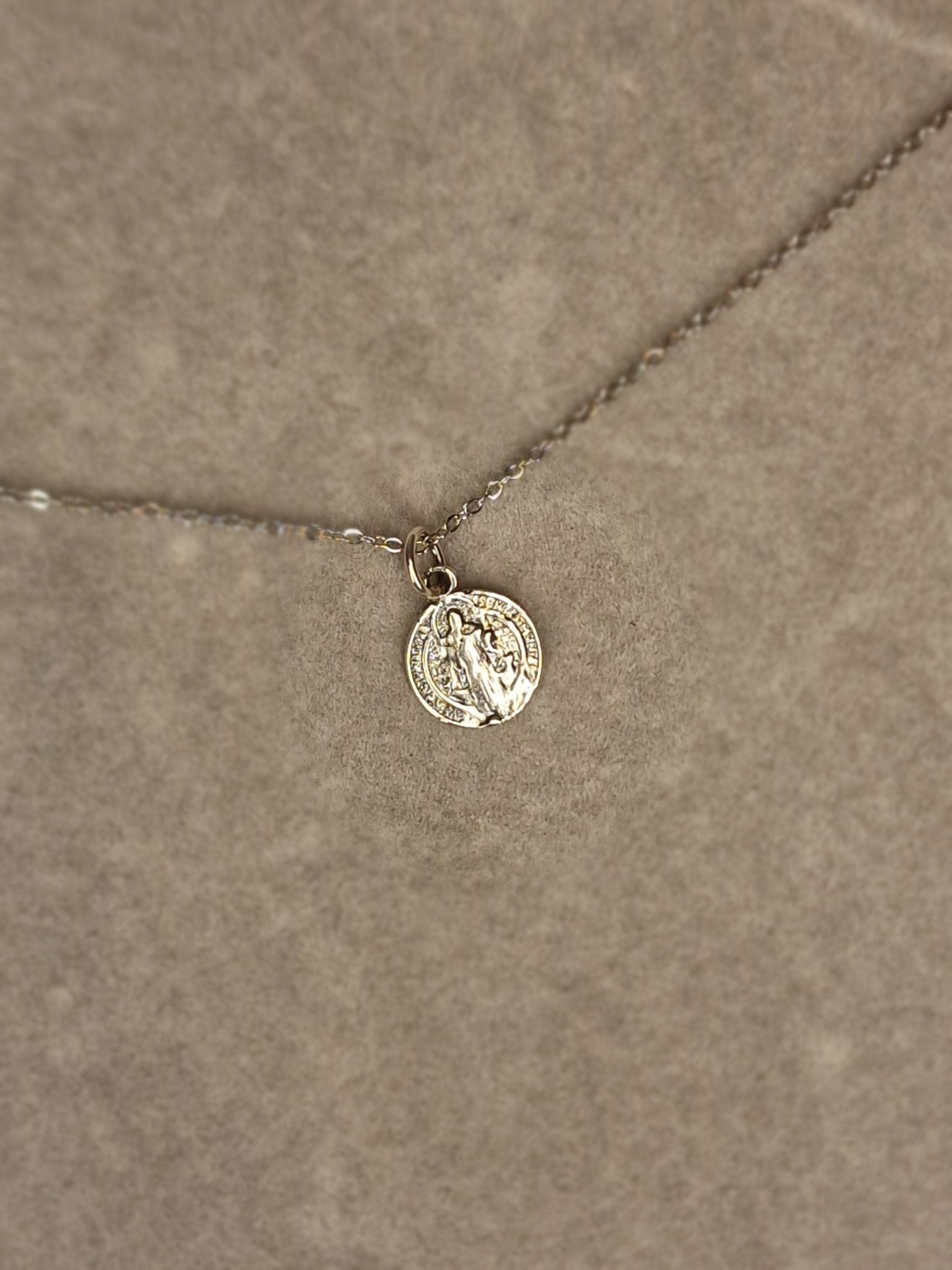 Medalla de San Benito para protección espiritual y defensa contra energías negativas