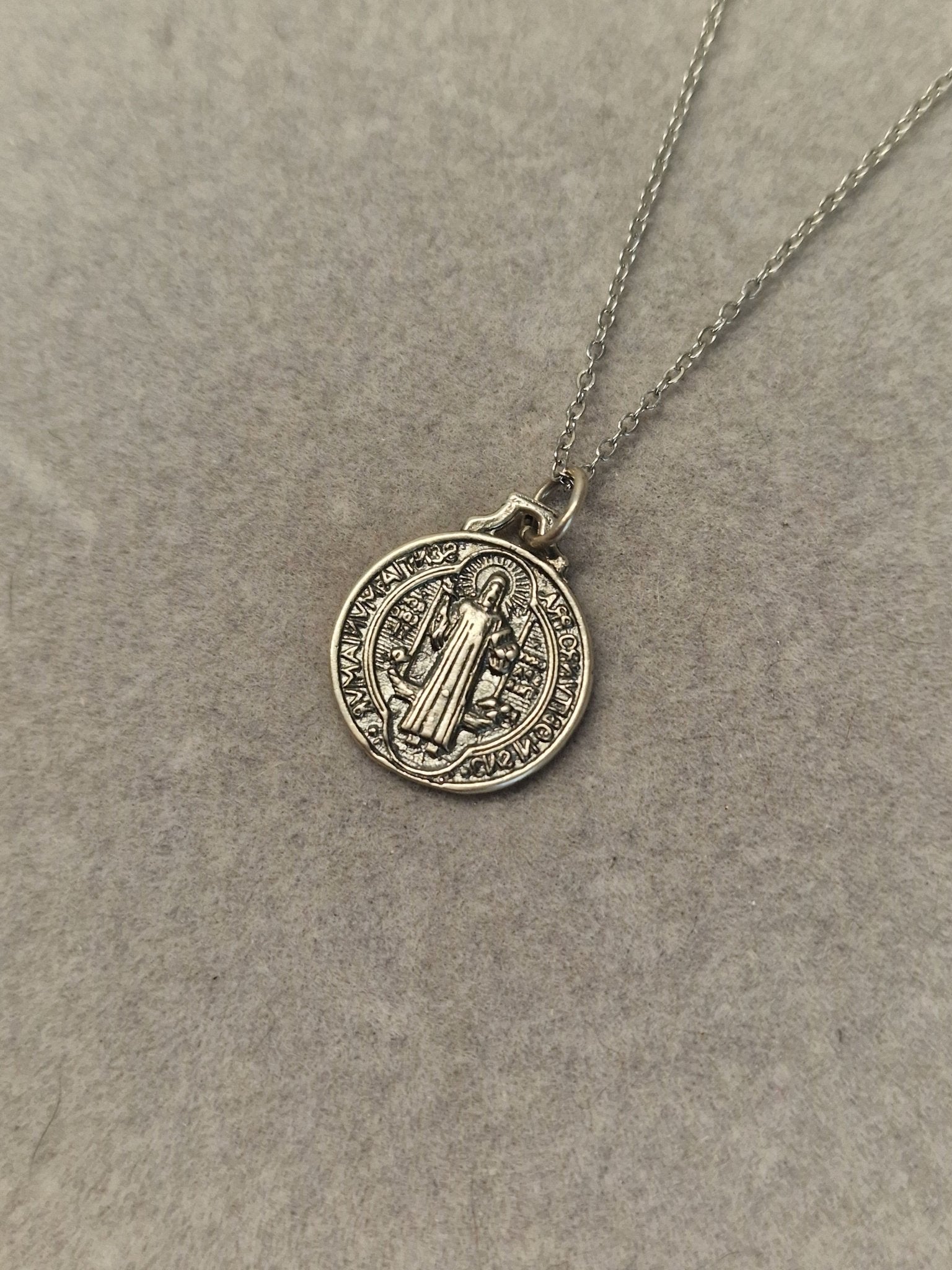 Medalla de San Benito para protección espiritual y defensa contra energías negativas