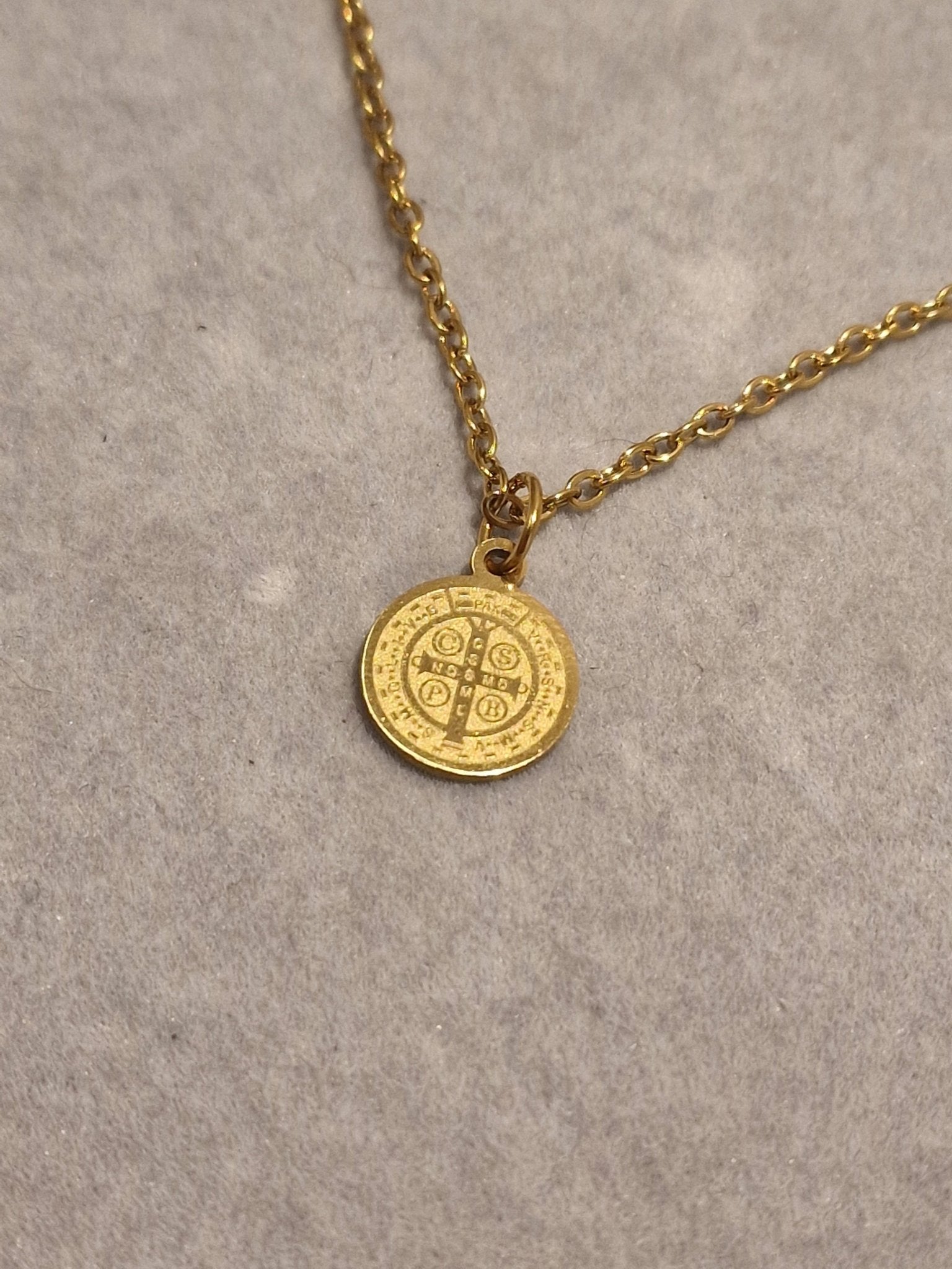 Medalla de San Benito para protección espiritual y defensa contra energías negativas