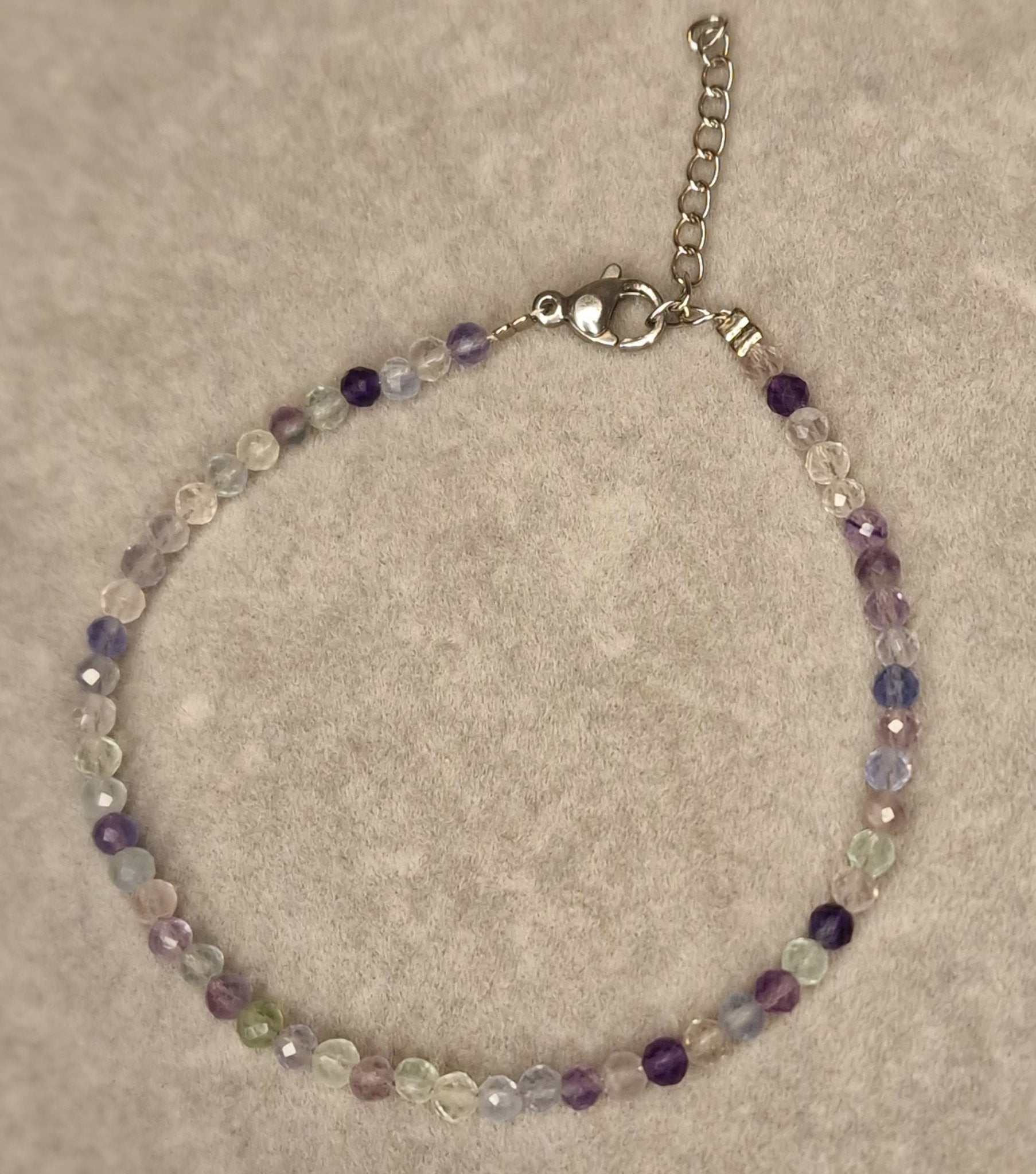 Pulsera de Fluorita natural facetado, energizada y creada para acompañarte en tu bienestar emocional y espiritual