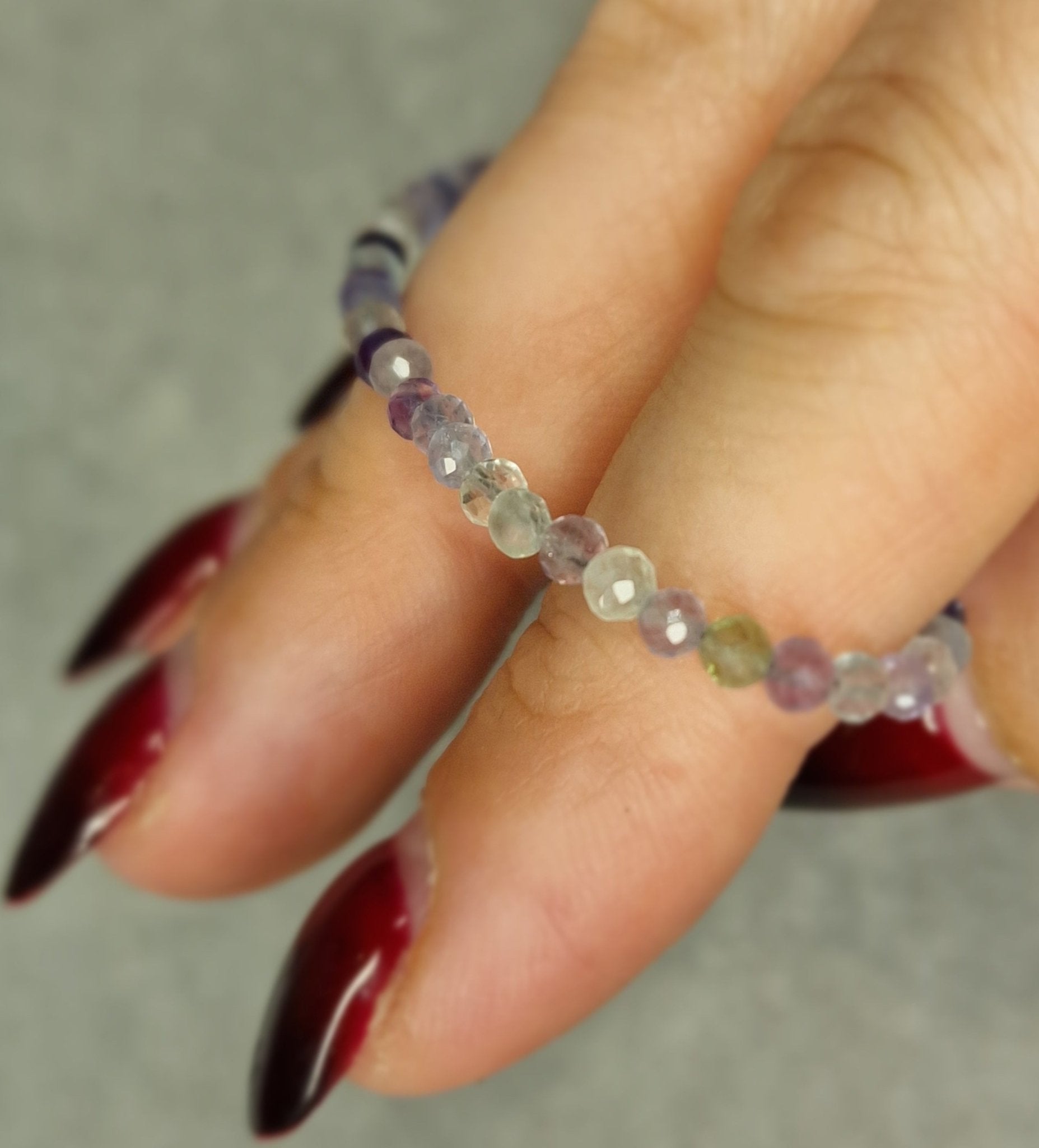 Pulsera de Fluorita natural facetado, energizada y creada para acompañarte en tu bienestar emocional y espiritual