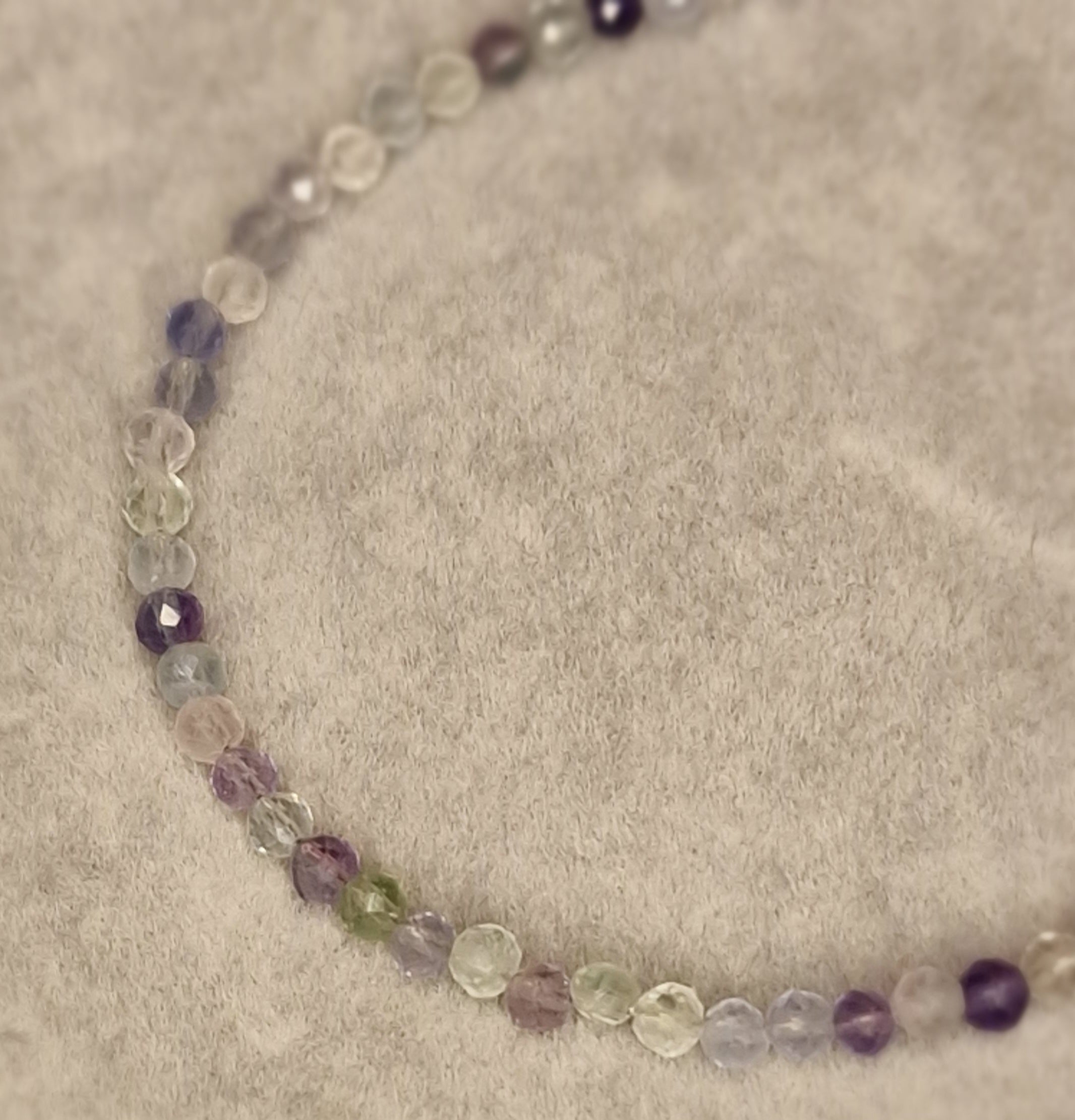 Pulsera de Fluorita natural facetado, energizada y creada para acompañarte en tu bienestar emocional y espiritual