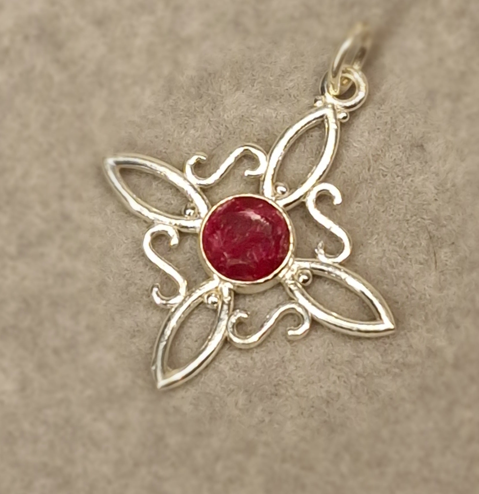 Colgante Nudo de Bruja Rubí