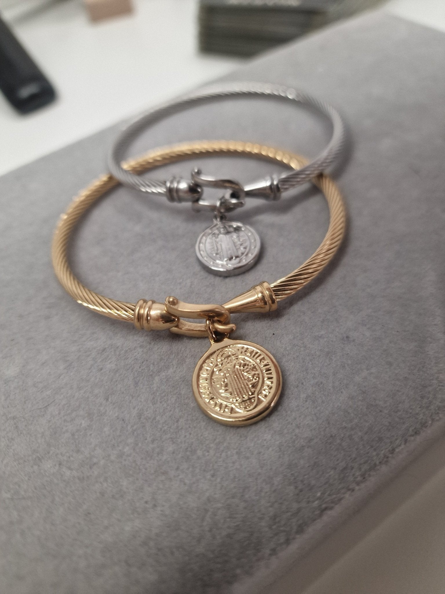 Pulsera de San Benito para protección espiritual y defensa contra energías negativas