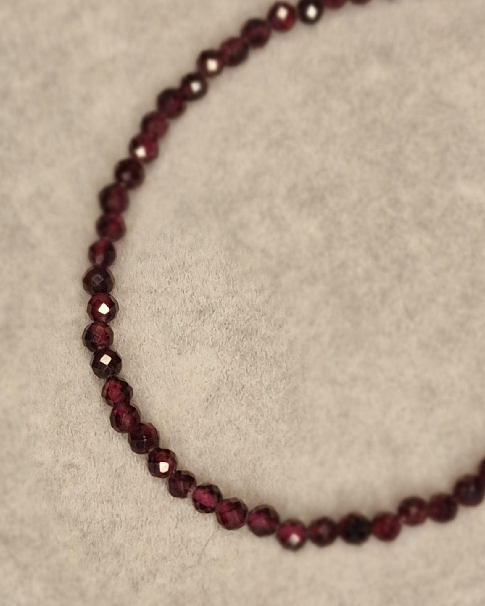 Pulsera de Granate natural facetado, energizada y creada para acompañarte en tu bienestar emocional y espiritual