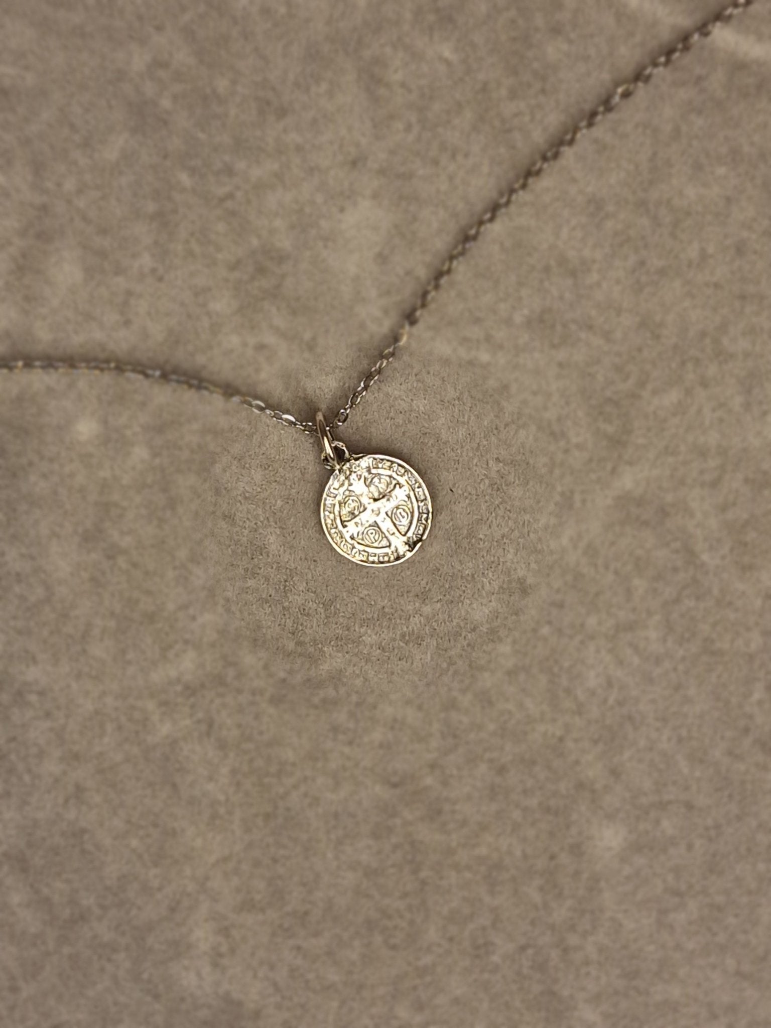 Medalla de San Benito para protección espiritual y defensa contra energías negativas