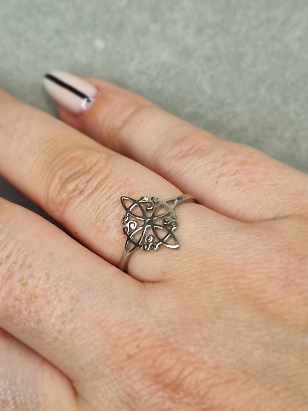 Anillo Nudo de Bruja ajustable