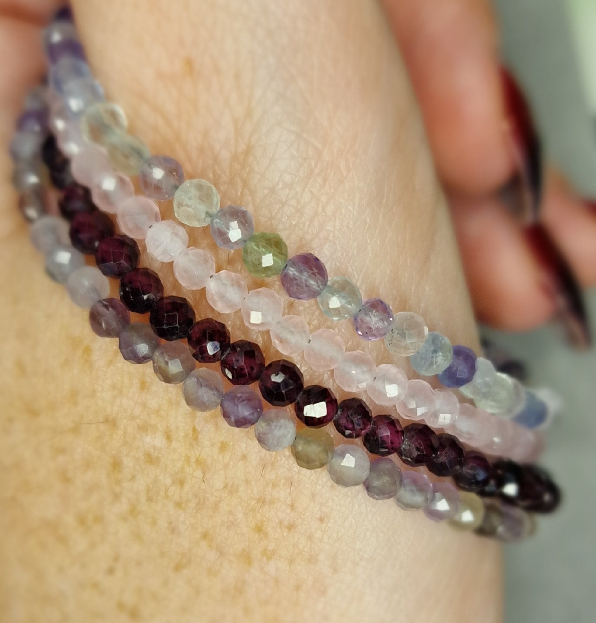 Pulsera de mineral natural facetado, energizada y creada para acompañarte en tu bienestar emocional y espiritual