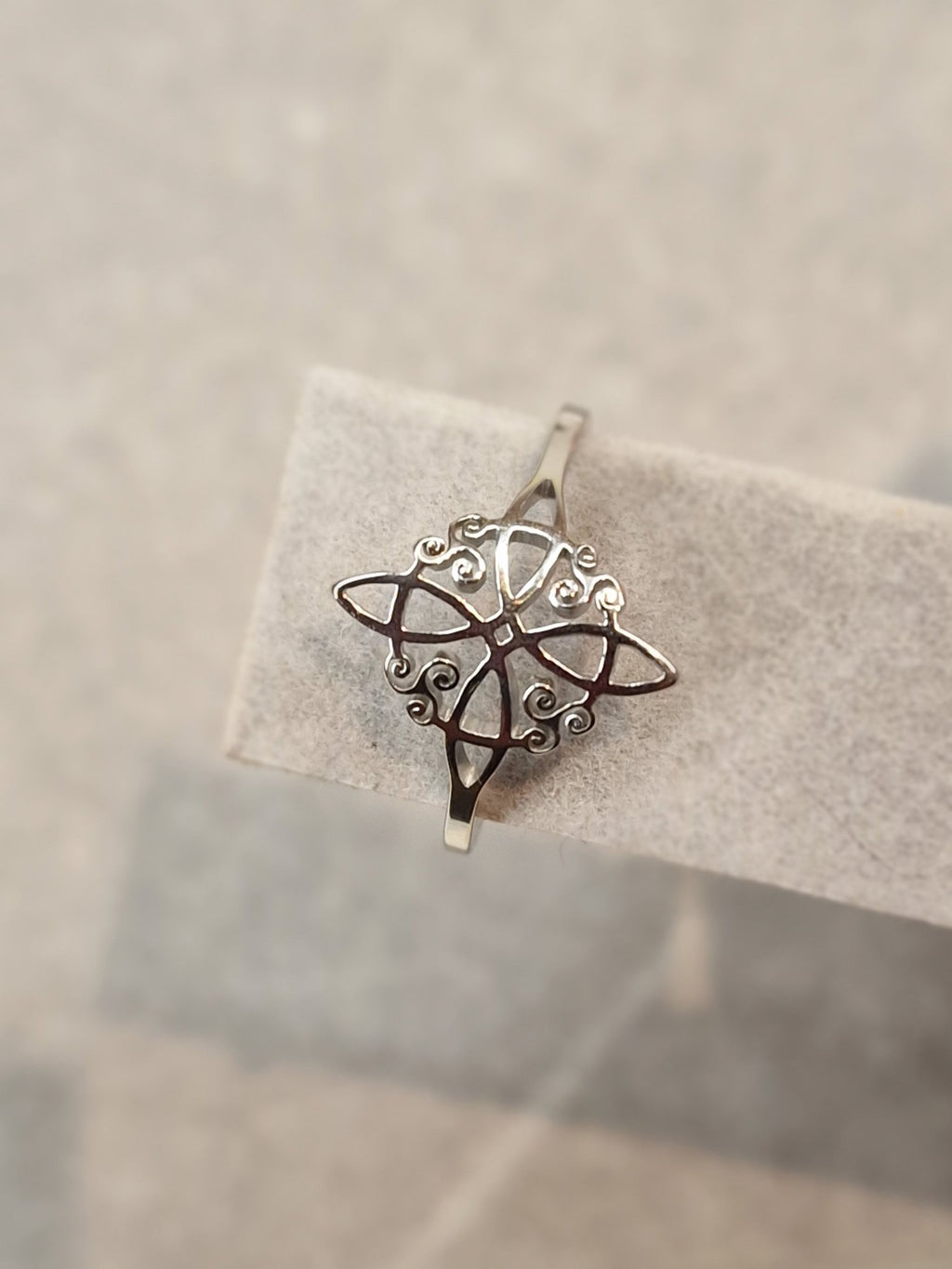 Anillo Nudo de Bruja ajustable