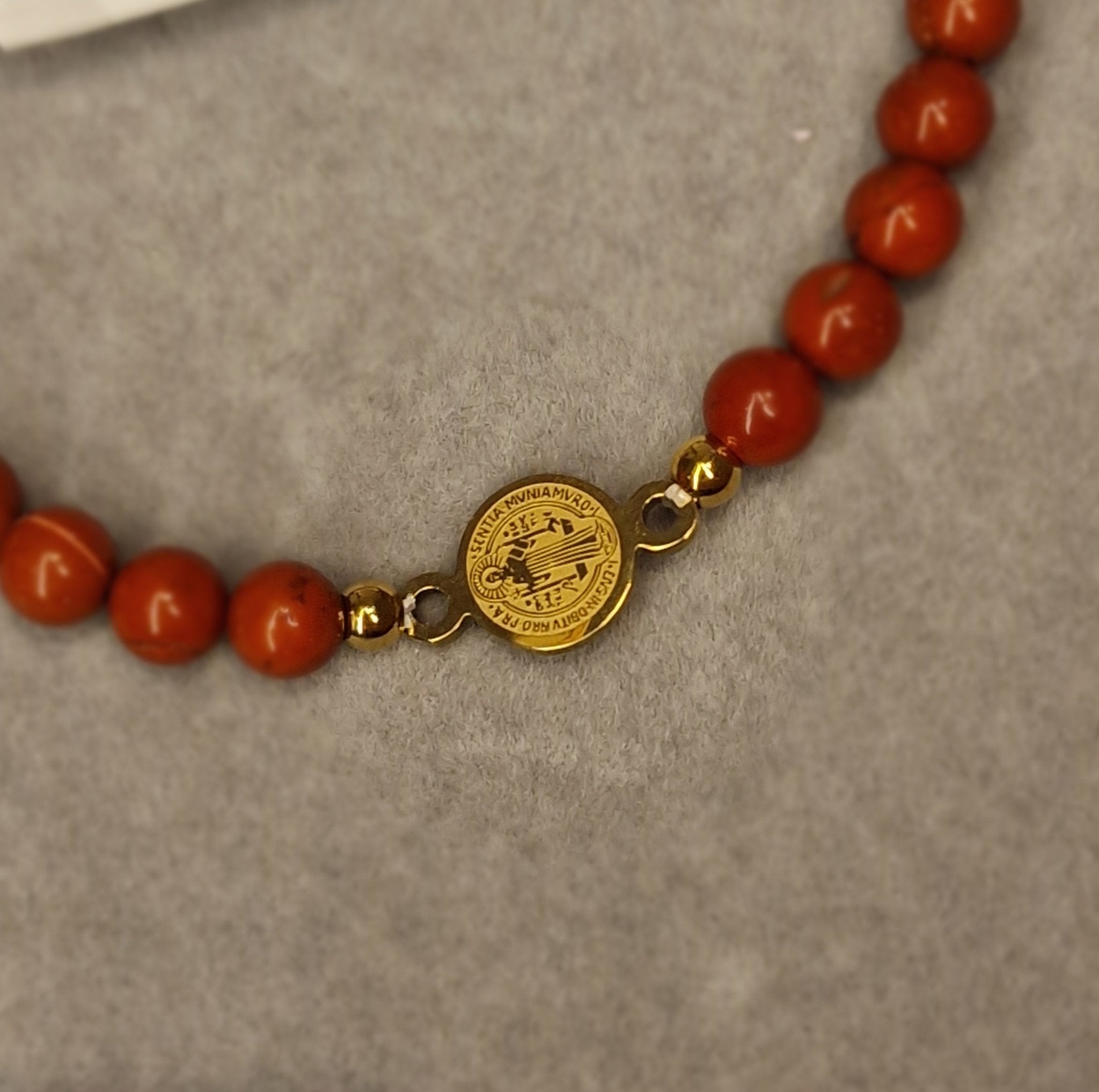 Pulsera mineral Jaspe rojo natural con medalla de San Benito
