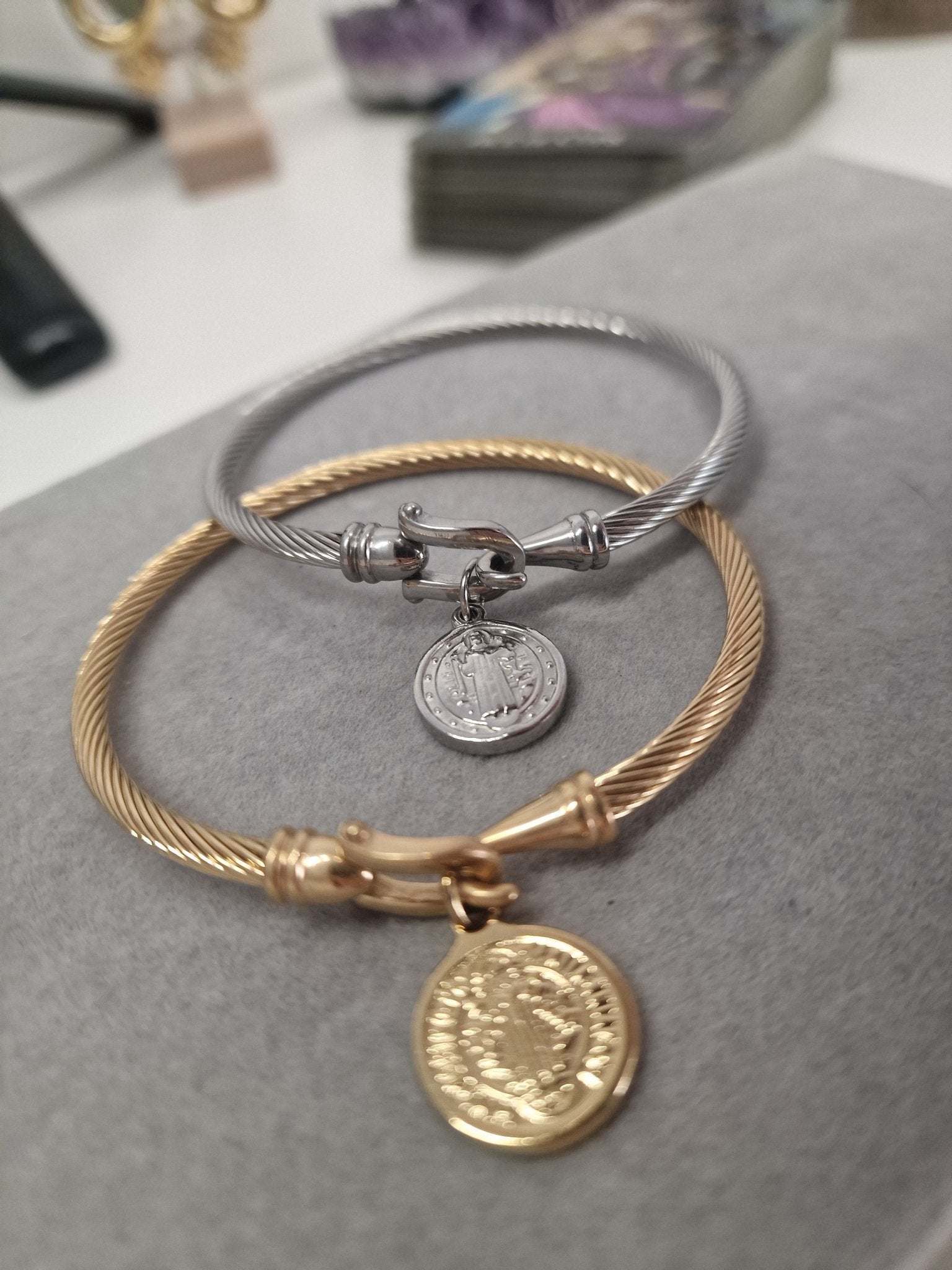 Pulsera de San Benito para protección espiritual y defensa contra energías negativas