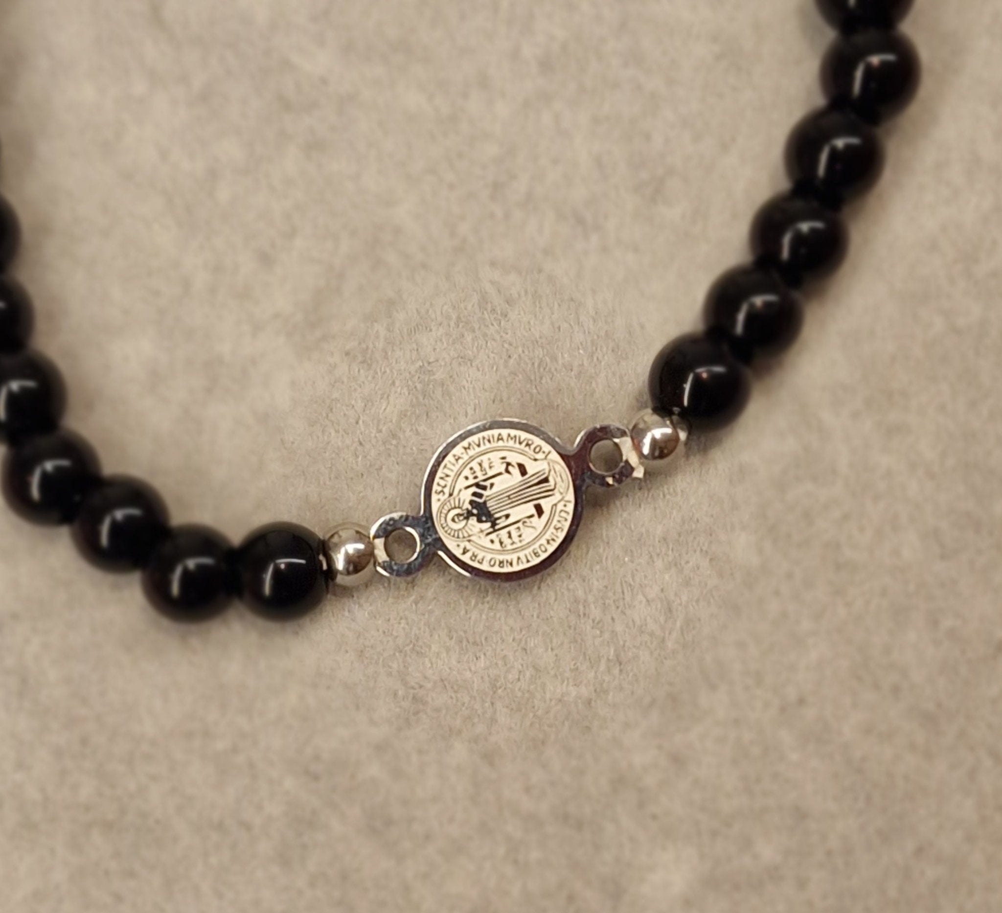 Pulsera de Mineral Ónix natural con medalla de San Benito