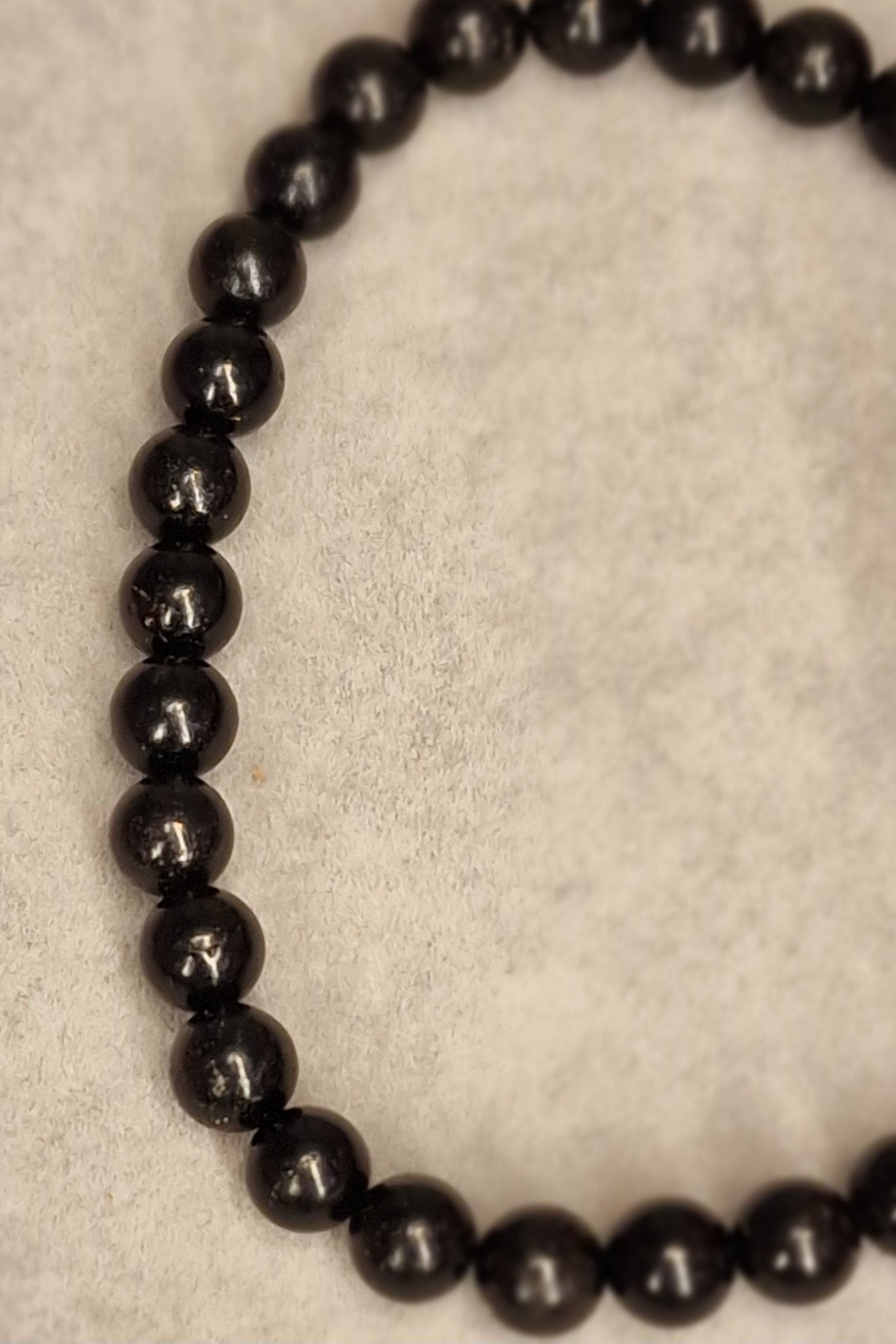 Pulsera de Azabache natural, energizada y creada para acompañarte en tu bienestar emocional y espiritual