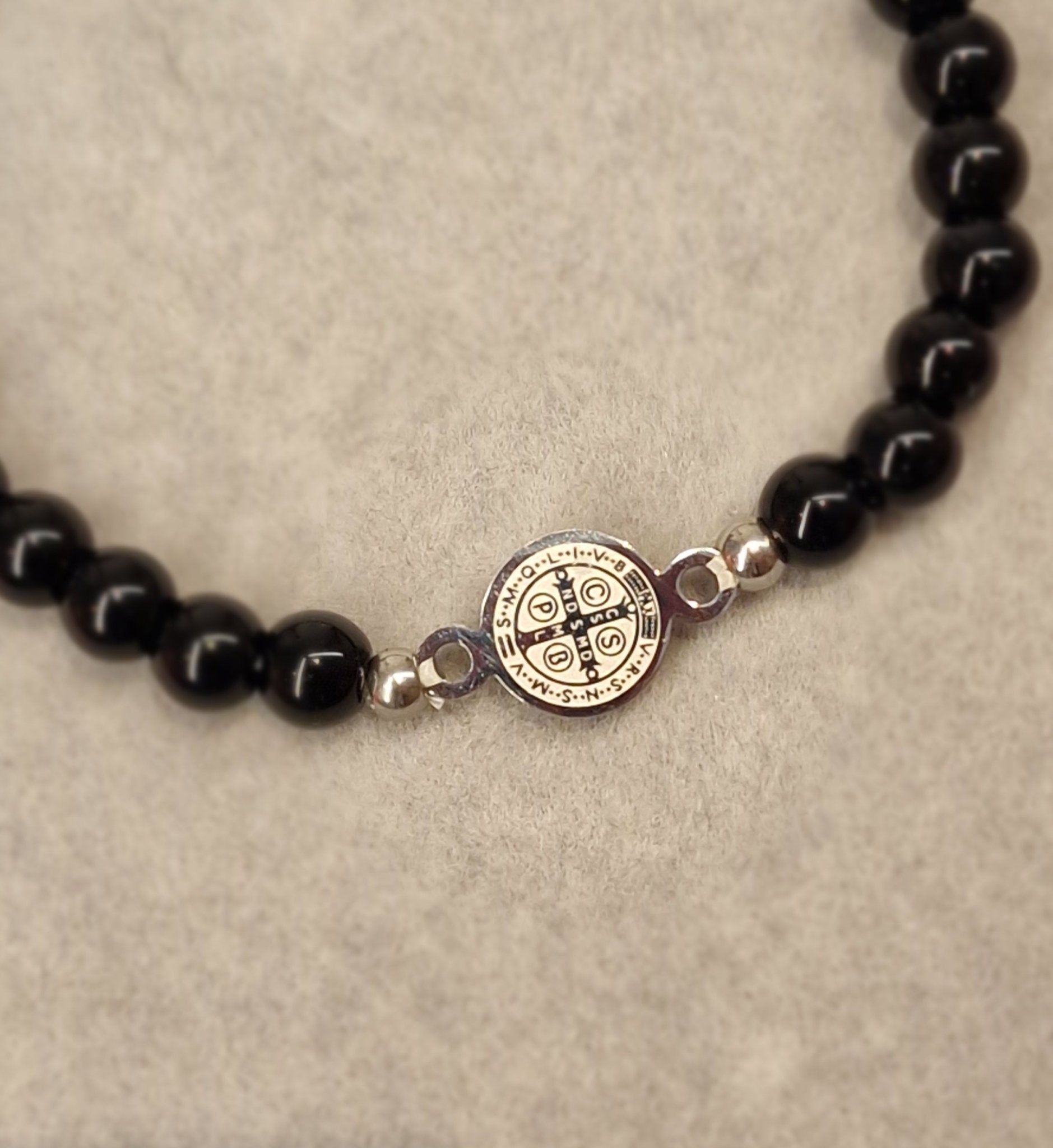 Pulsera de Mineral Ónix natural con medalla de San Benito
