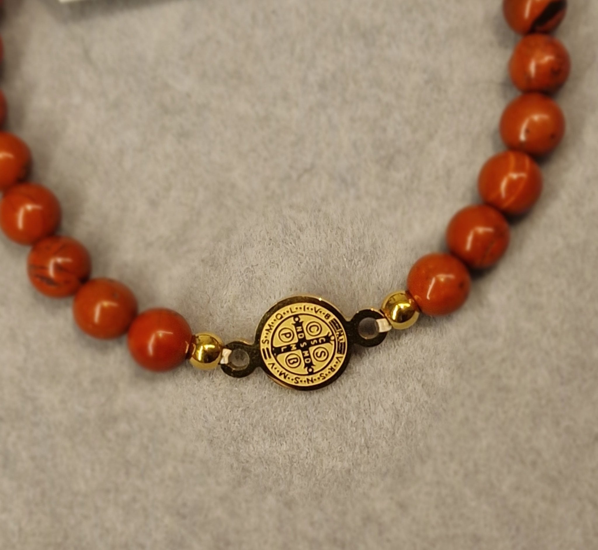 Pulsera mineral Jaspe rojo natural con medalla de San Benito