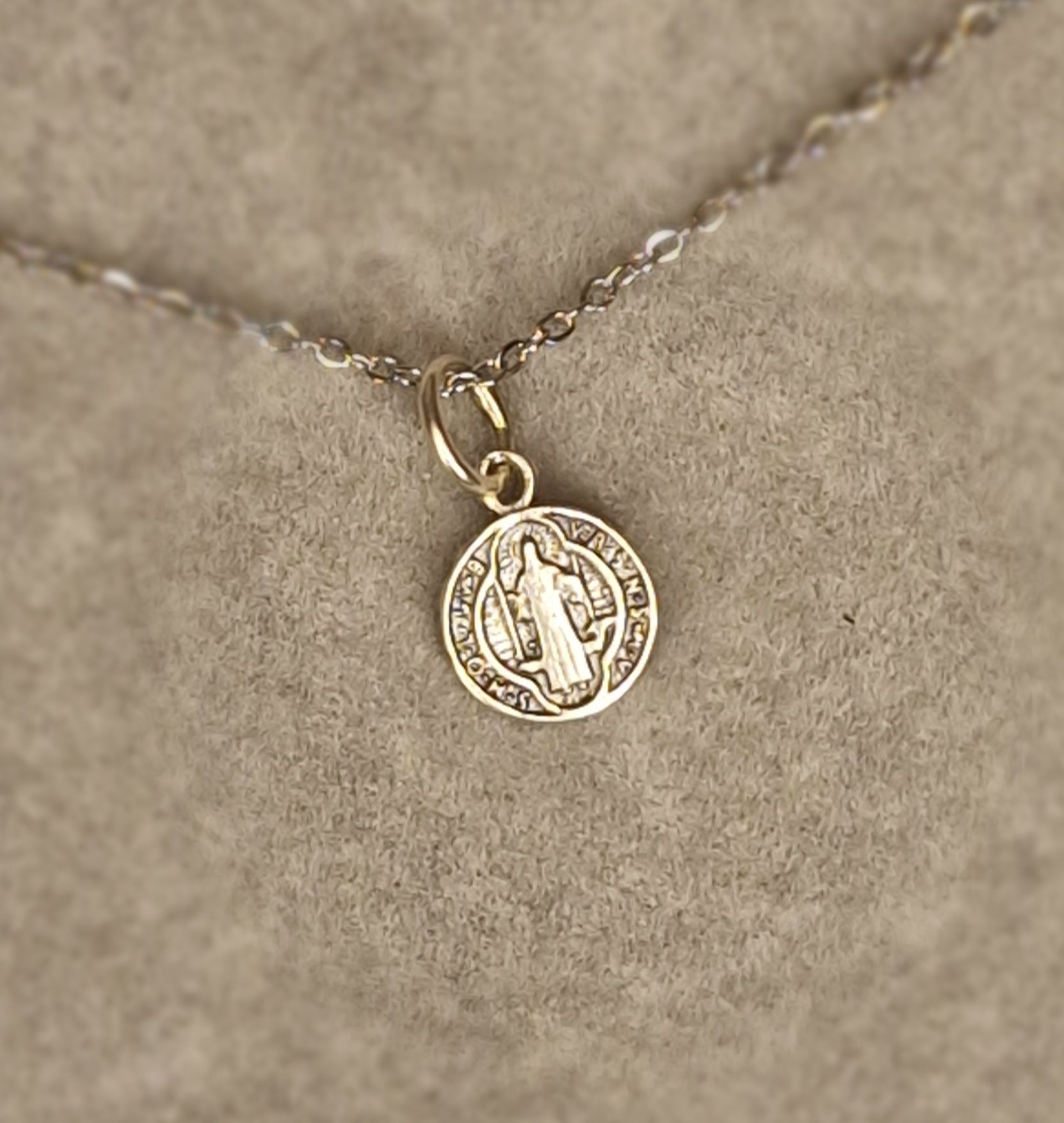 Medalla de San Benito para protección espiritual y defensa contra energías negativas