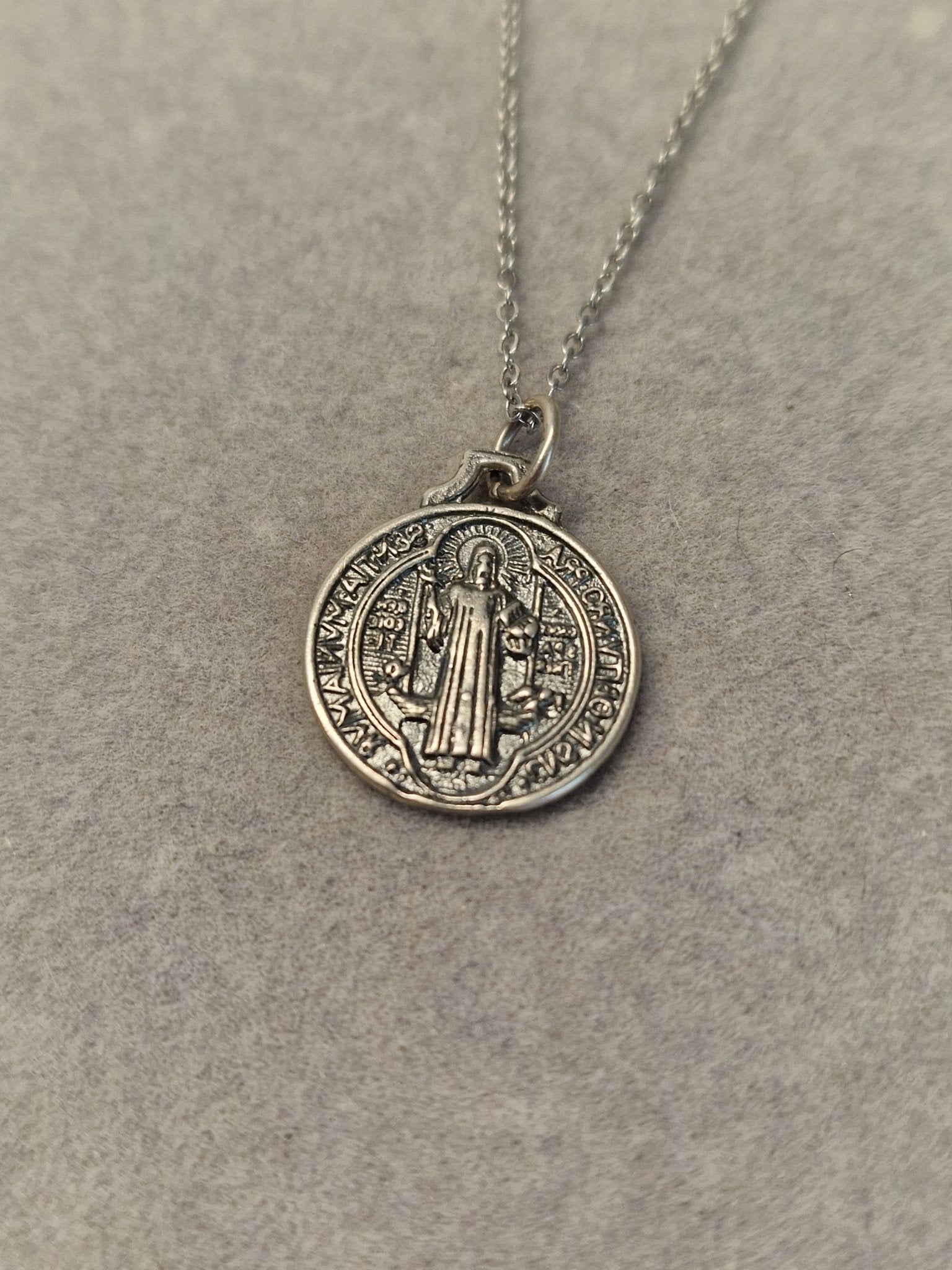 Medalla de San Benito para protección espiritual y defensa contra energías negativas