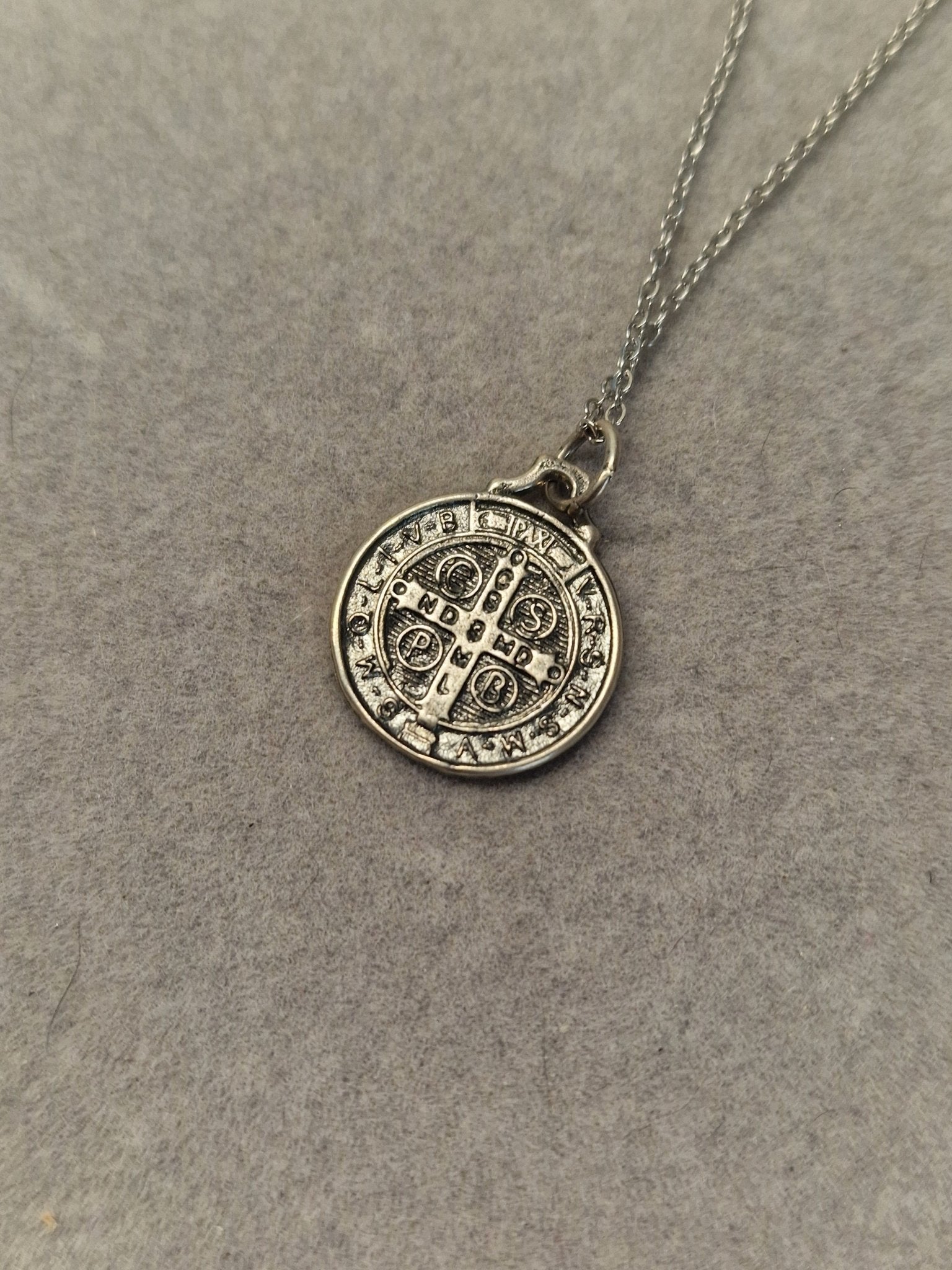 Medalla de San Benito para protección espiritual y defensa contra energías negativas