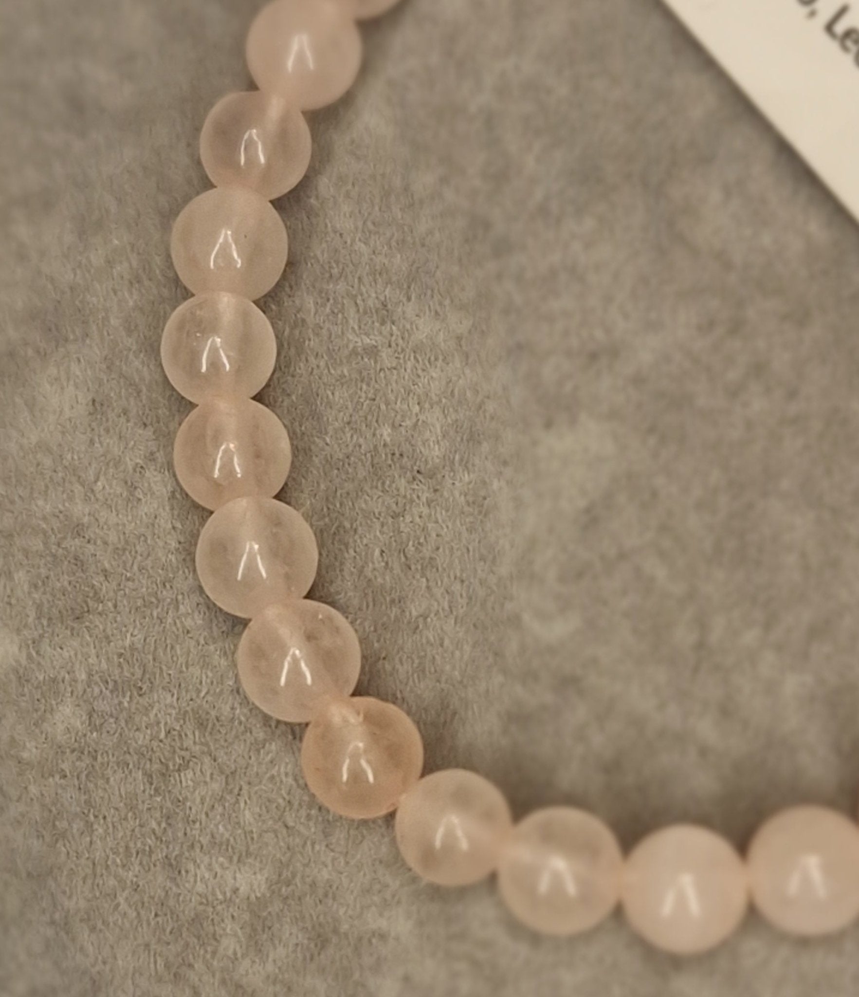 Pulsera de Cuarzo Rosa natural, energizada y creada para acompañarte en tu bienestar emocional y espiritual