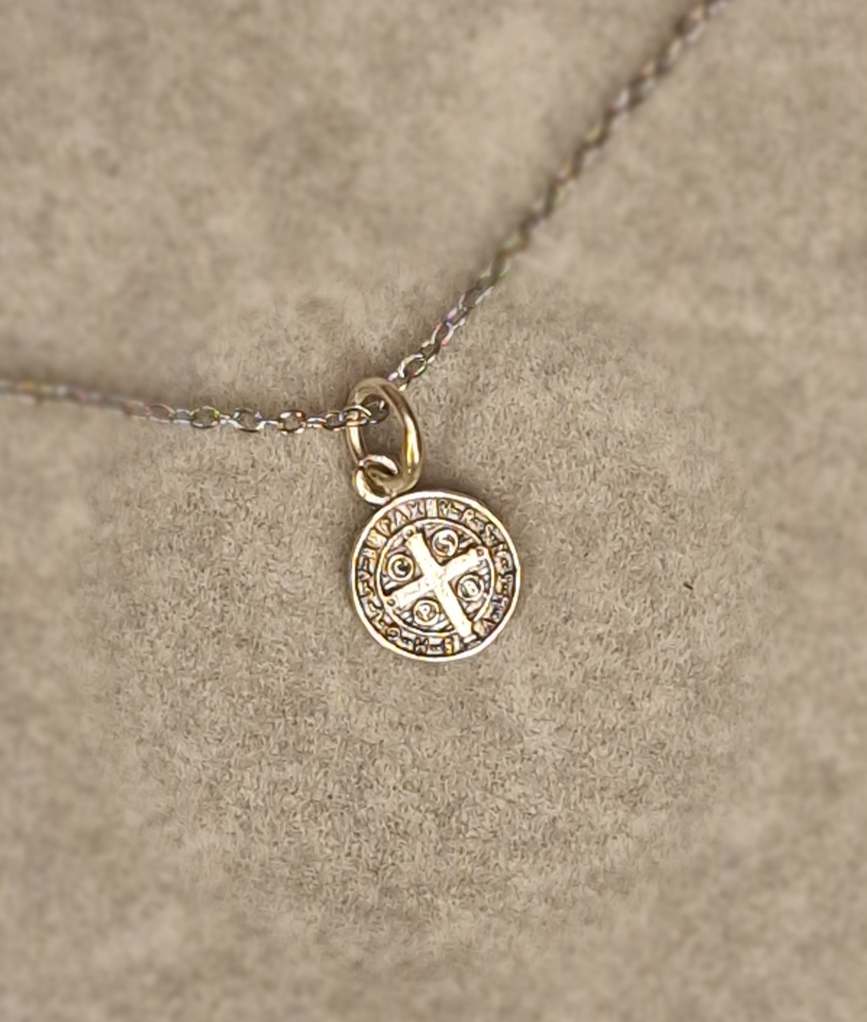 Medalla de San Benito para protección espiritual y defensa contra energías negativas