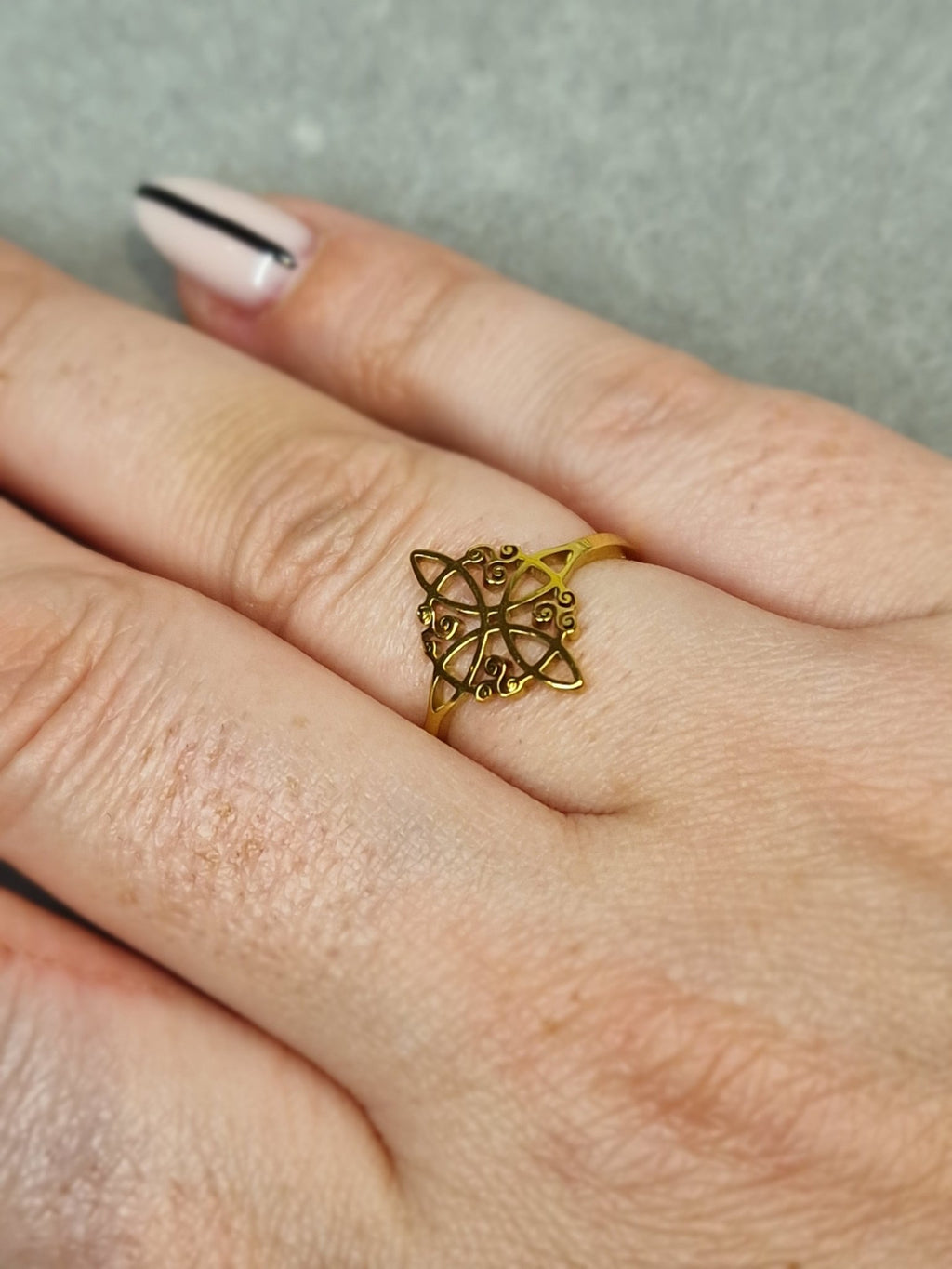 Anillo Nudo de Bruja ajustable